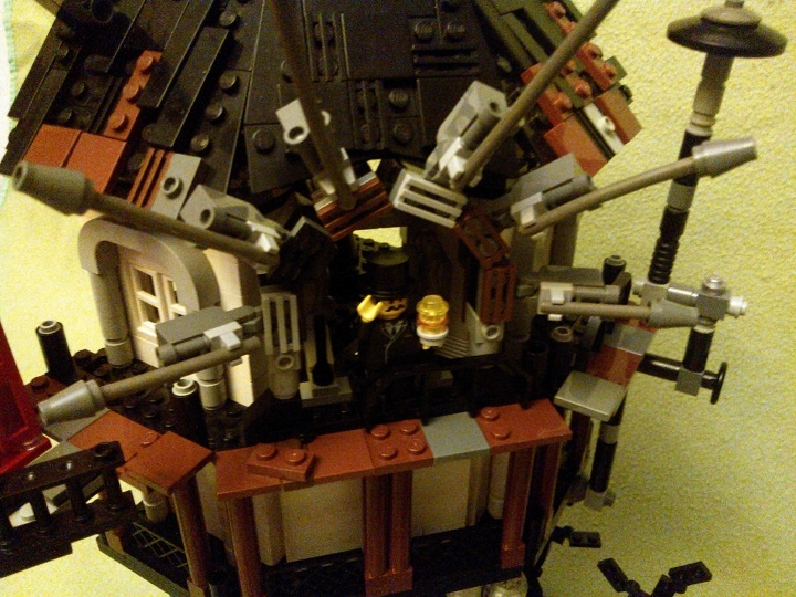 LEGO MOC - Потому что мы можем! - Беспроводное электричество: Сам Никола Тесла под аркой с антеннами приемниками.