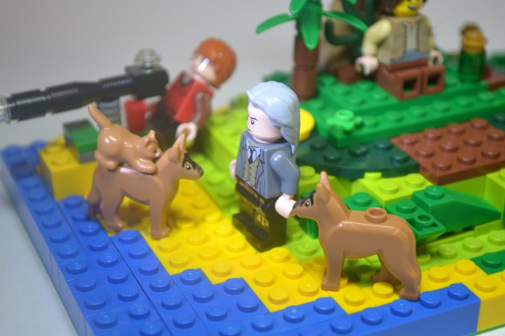 LEGO MOC - Потому что мы можем! - 'Остров открытий': Около берега стоит Иван Павлов со своими собаками.