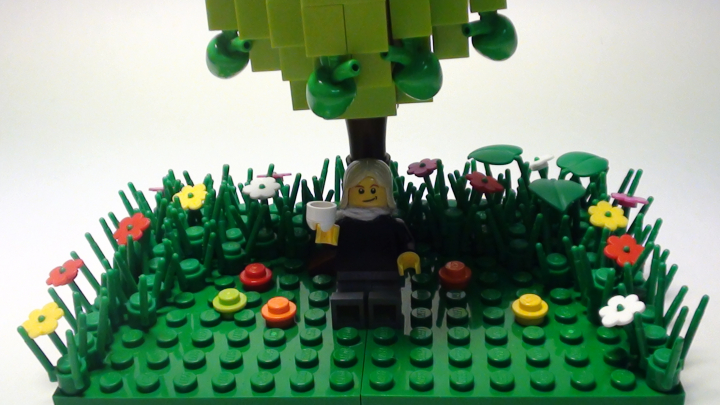 LEGO MOC - Потому что мы можем! - Яблоко Ньютона: После обеда установилась тёплая погода, Ньютон вышел в сад и пил чай в тени яблонь.