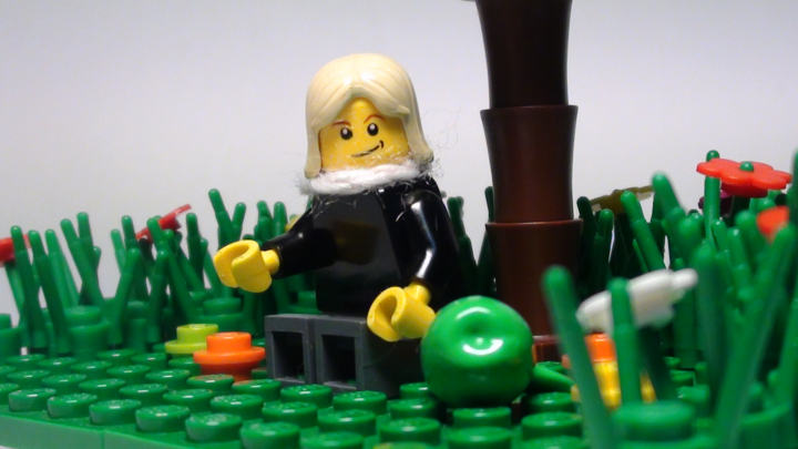 LEGO MOC - Потому что мы можем! - Яблоко Ньютона: Мысль о гравитации пришла ему в голову, когда он точно так же сидел под деревом. Он находился в созерцательном настроении, когда неожиданно с ветки упало яблоко.