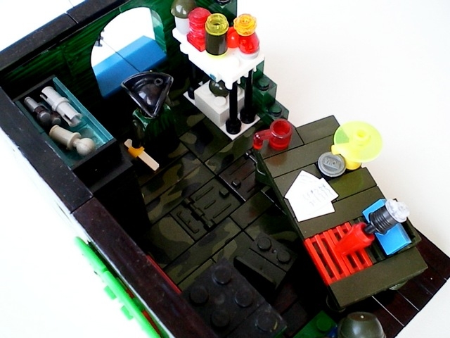 LEGO MOC - Потому что мы можем! - 'Воздушный змей Бенджамина Франклина': Стул не задвинут - иногда приходилось в спешке делать записи.