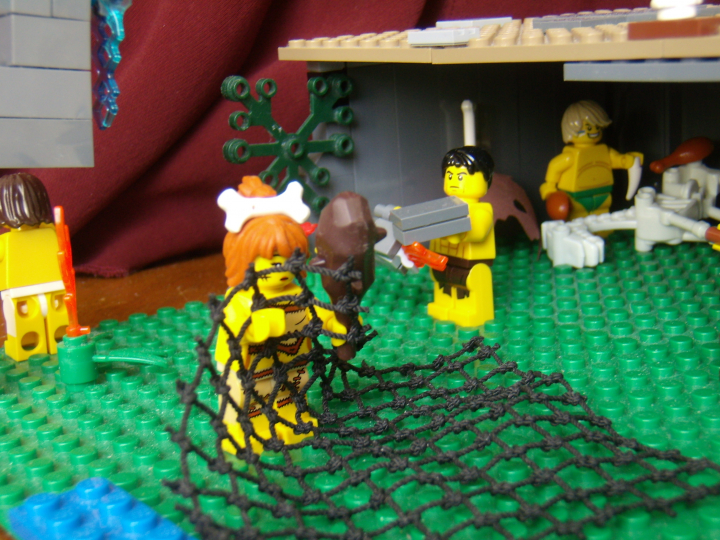LEGO MOC - Потому что мы можем! - Пещерные люди открывают огонь.: Пещерная женщина крупным планом. Видно внутреннюю часть пещеры и ее обитателей.