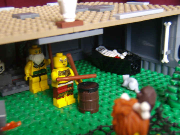 LEGO MOC - Потому что мы можем! - Пещерные люди открывают огонь.: Старейшина клана пещерных людей с седой бородой и его предшественник в гробу.