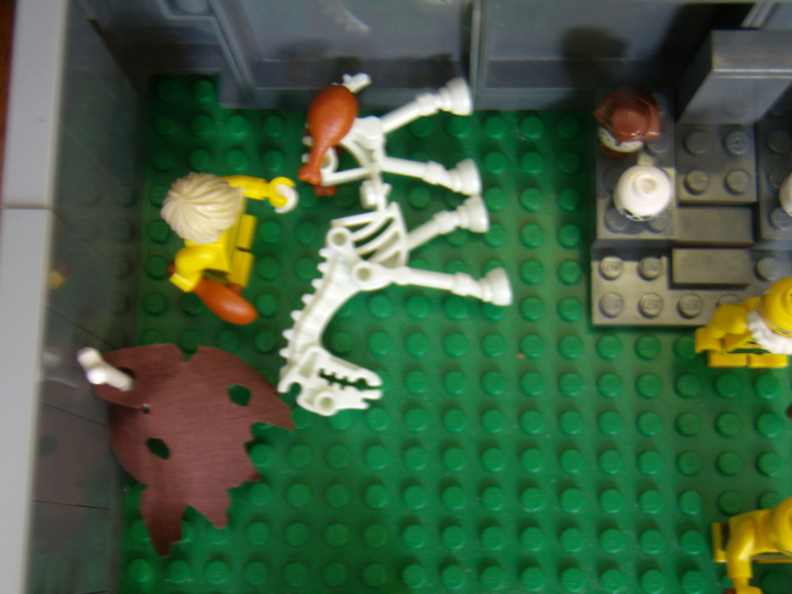LEGO MOC - Потому что мы можем! - Пещерные люди открывают огонь.: Разделка лошади к обеду, шкура лошади уже украшает стену (вид сверху).