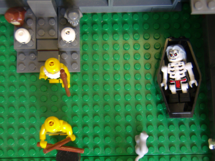 LEGO MOC - Потому что мы можем! - Пещерные люди открывают огонь.: Трон старейшины, на подлокотниках которого сидят мудрые совы, видны черепа и целый скелет предшествующих старейшин. Старейшина клана древних людей. Вид сверху.
