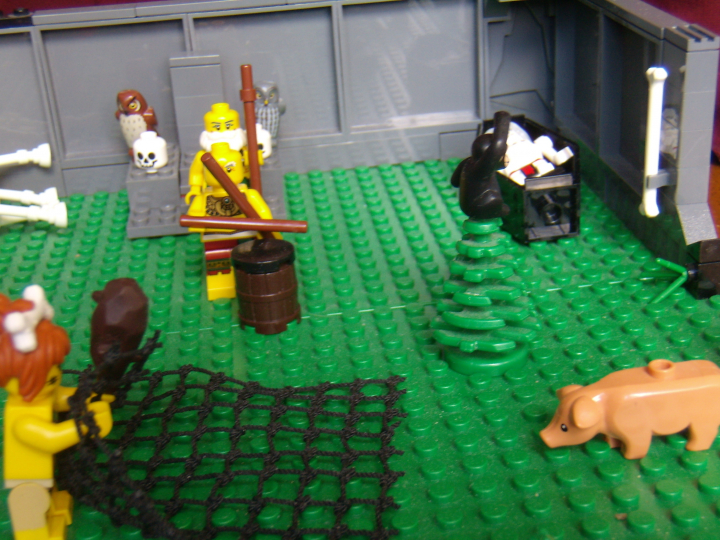 LEGO MOC - Потому что мы можем! - Пещерные люди открывают огонь.: Вид на пещеру спереди, внутреннее убранство крупным планом.