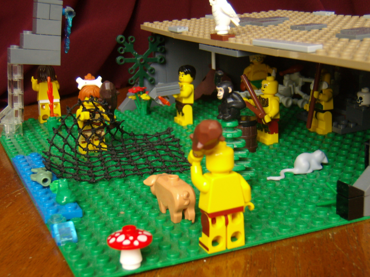 LEGO MOC - Потому что мы можем! - Пещерные люди открывают огонь.: Древний человек гонит свинью в ловушку, женщина держит сеть, в которую будет ловить свинью.