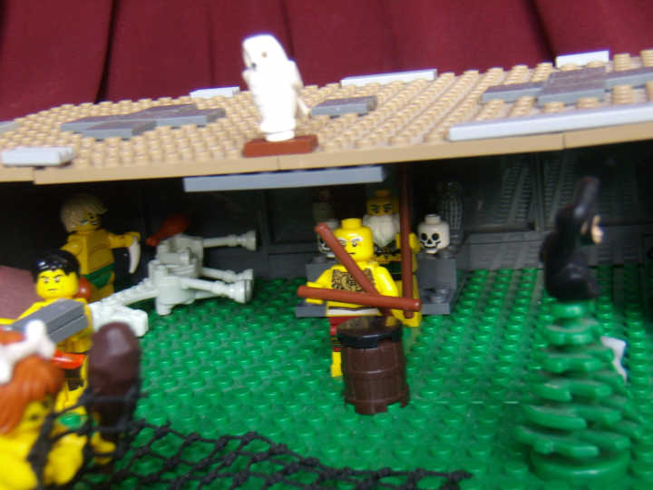 LEGO MOC - Потому что мы можем! - Пещерные люди открывают огонь.: Вид на пещеру спереди (издали).