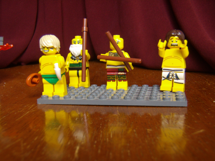 LEGO MOC - Потому что мы можем! - Пещерные люди открывают огонь.: Минифигурки пещерных людей (слева направо): повар, старейшина, барабанщик, трусливый пещерный человек.