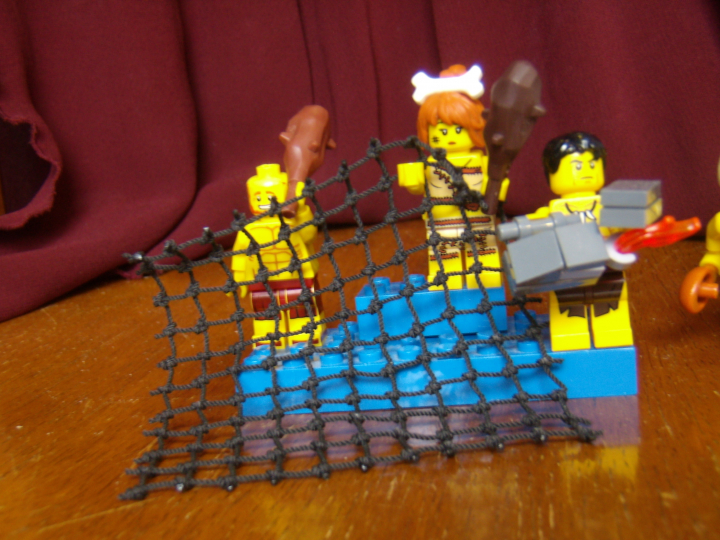 LEGO MOC - Потому что мы можем! - Пещерные люди открывают огонь.: Минифигурки пещерных людей (слева направо): охотник, его жена, человек добывающий огонь.