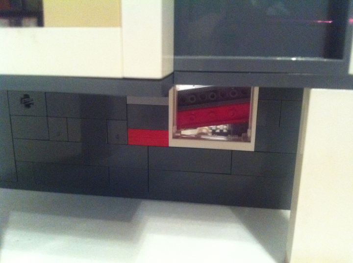 LEGO MOC - Потому что мы можем! - Лаборатория Томаса Эдисона. Изобретение лампочки накаливания: Забитые окна первого яруса.