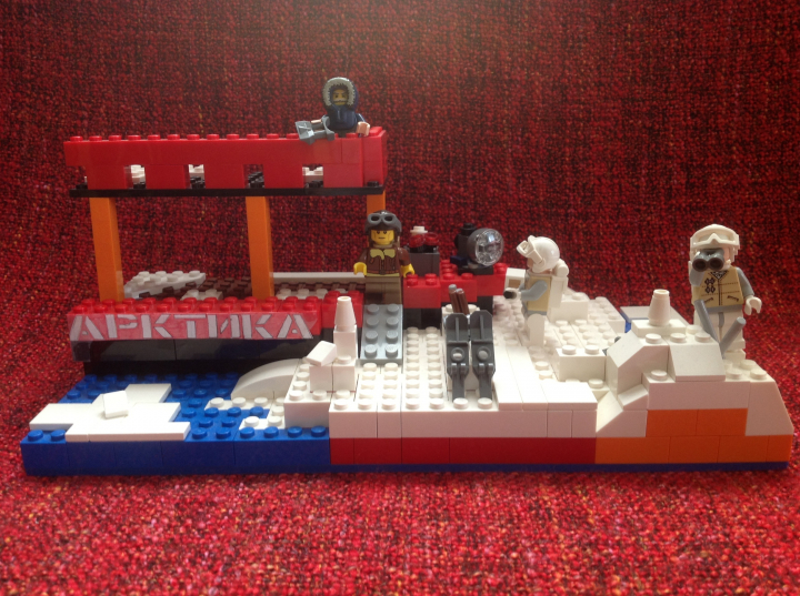 LEGO MOC - Потому что мы можем! - Первая экспедиция на ледоколе ' Арктика ' на Северный Полюс . : На фотографии представлена вся работа , с ледоколом ' Артика ' и немного земли от Северного Полюса . 