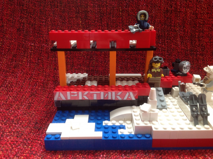 LEGO MOC - Потому что мы можем! - Первая экспедиция на ледоколе ' Арктика ' на Северный Полюс . : На 2 фото ледокол ' Артика ' . 