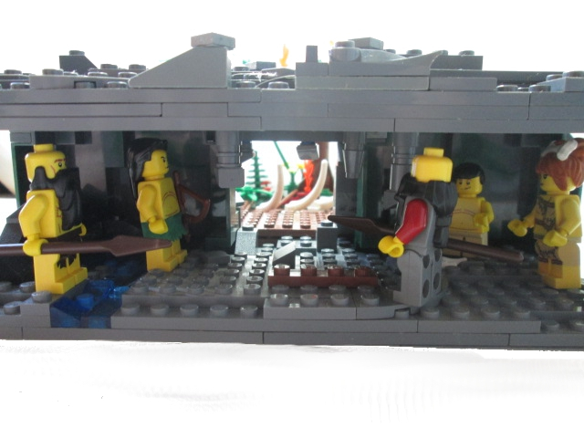 LEGO MOC - Потому что мы можем! - Людям огонь небесный: Пещера изнутри. В ней находятся члены племени, ждущие своих соплеменников, находящихся снаружи и бегущих к ним.