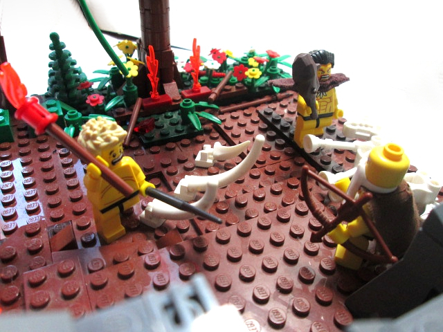 LEGO MOC - Потому что мы можем! - Людям огонь небесный: Отважный первобытный человек, борющийся с суеверным страхом, но все же несущий горящую ветку, упавшую с дерева.