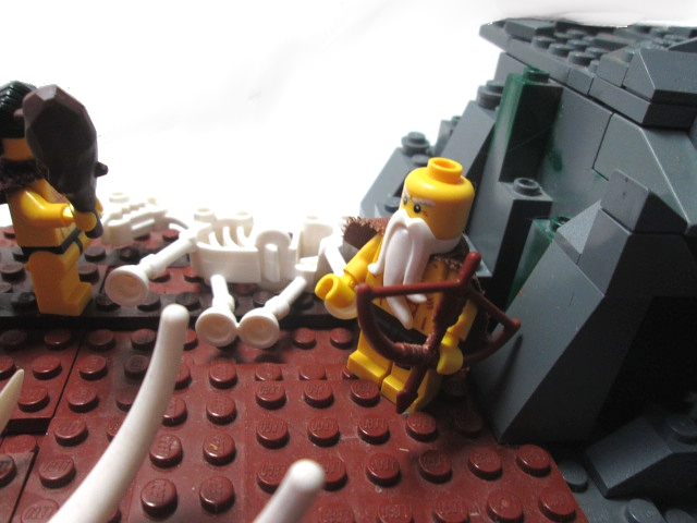LEGO MOC - Потому что мы можем! - Людям огонь небесный: Вождь племени, который все же ожидает у входа в пещеру незадачливых охотников, попавших под грозу.