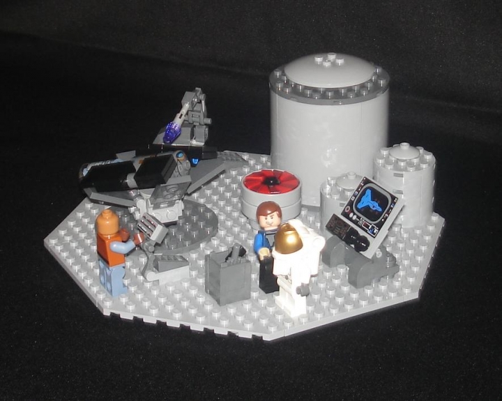 LEGO MOC - Потому что мы можем! - Вперёд, к звездам!: Главный инженер дорабатывает скафандр, устанавливая новую систему жизнеобеспечения.<br />
