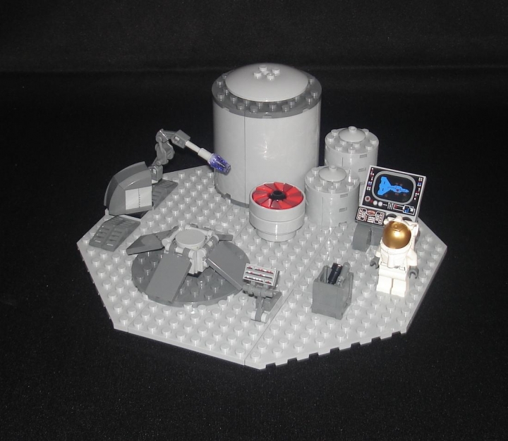 LEGO MOC - Потому что мы можем! - Вперёд, к звездам!: Специальный стол позволяет удерживать технику в любой удобной для работы позиции, а манипулятор позволяет проводить работы, требующие автоматической  точности