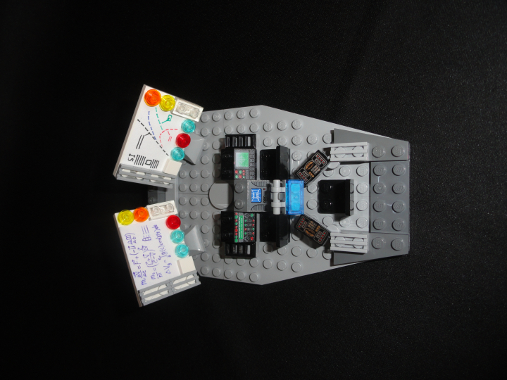 LEGO MOC - Потому что мы можем! - Вперёд, к звездам!: Если повернуть голову набок, почему то возникает ассоциация с эдаким  кибернетическим Микки Маусом.