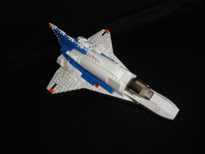 LEGO MOC - Потому что мы можем! - Вперёд, к звездам!: Постройка этого передового шаттла практически завершена, но чтобы отправиться в путь ему понадобится помощь. <br />
2 ракеты чудовищной мощи помогут ему преодолеть земную атмосферу, кроме того, чтобы ракетам хватило энергии для создания тяги, к ним присоединяется бак огромного объема (куда помещается около 2х миллионов литров ракетного топлива). 