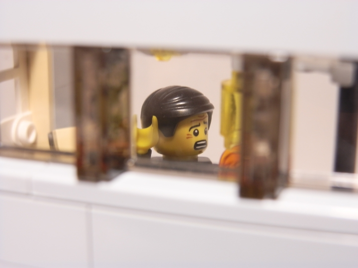 LEGO MOC - Потому что мы можем! - Случайное открытие.: С улицы видно, что мужчина в здании чем-то напуган.