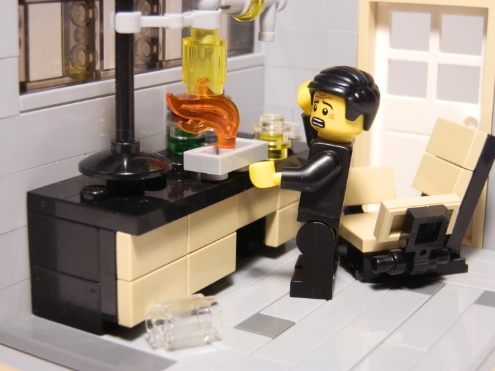 LEGO MOC - Потому что мы можем! - Случайное открытие.: Всё гораздо проще. Со стола упала колба. Для мужчины это было крайне неожиданно, поэтому он даже вскочил с кресла!