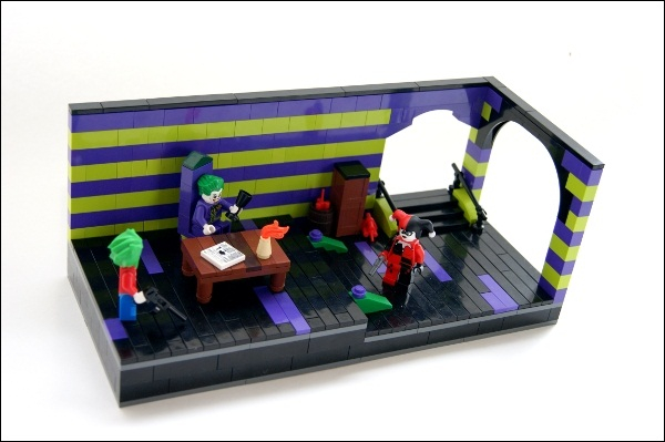 LEGO MOC - Герои и злодеи - Любовное  гнёздышко Джокера и Харли.: Действие происходит в пещере, которую Харли Квинн обустроила специально для себя и своего возлюбленного - Джокера.<br />
<br />
Я не делал точную копию оригинала, я его немного приукрасил, но основные моменты были сохранены - стол и кресло Джокера, 2 лестницы и выход к воде (но в самоделке сама вода не уместилась ввиду ограничения по площади). Здесь вы можете скачать комикс целиком http://dccomics.ru/comics/harley-quinn/67-batman-harley-quinn.html .