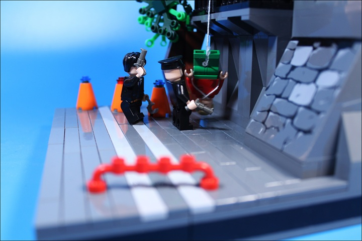 LEGO MOC - Герои и злодеи - Убийца наказан: Немного опешив, полицейские приблизились к преступнику!