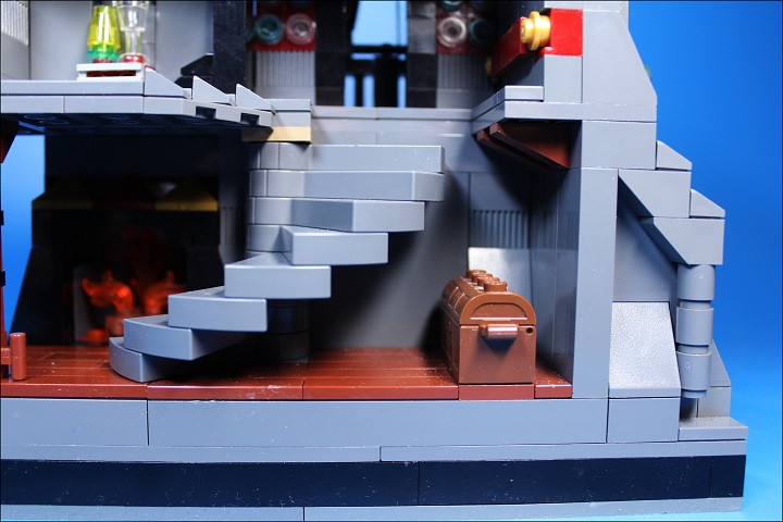 LEGO MOC - Герои и злодеи - Убийца наказан: На первом этаже живет богатая американская семья.