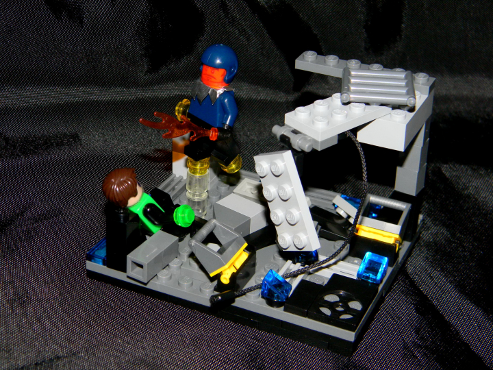 LEGO MOC - Герои и злодеи - Синестро против Кайла Рейнера.: Вид с права. Здесь хорошо видно свисающюю пластину с потолка.  Большая часть второго этажа упала на первый.
