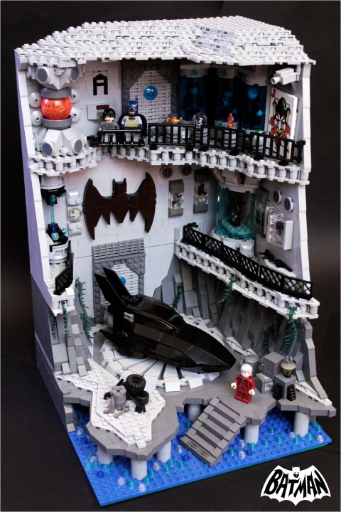 LEGO MOC - Герои и злодеи - Batсave: The Batcave. Знаменитая пещера, находящаяся под поместьем Уэйнов. В моей интерпретации в пещере располагается три уровня с выходом в водное пространство.  