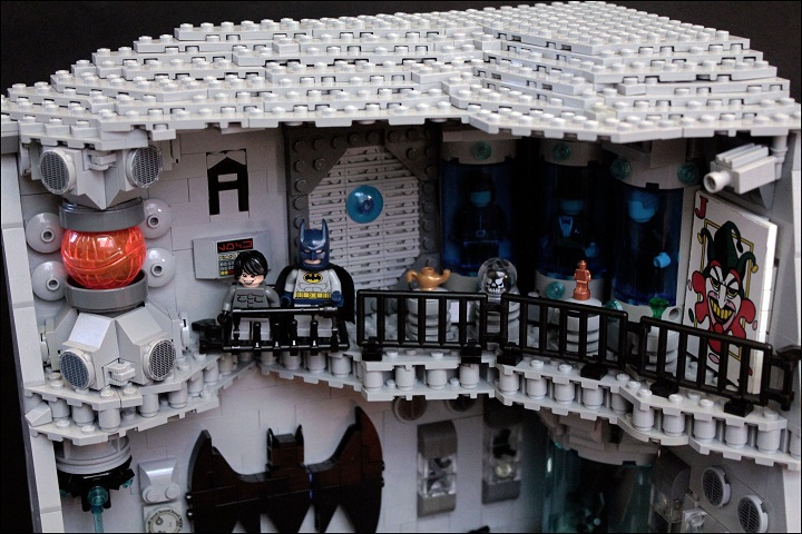 LEGO MOC - Герои и злодеи - Batсave: 3-ий уровень, он же соединяет пещеру с поместьем Уэйнов. На нем также находится автономный реактор и трофейная комната.