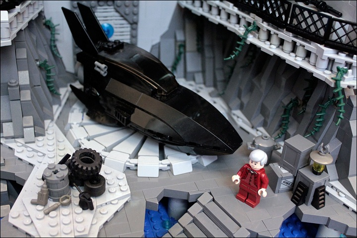 LEGO MOC - Герои и злодеи - Batсave: 1-ый уровень. Технический отсек. Тут Уейн может сесть на любую доступную ему технику. В данный момент на платформе стоит Batboat- водное судно Рыцаря.