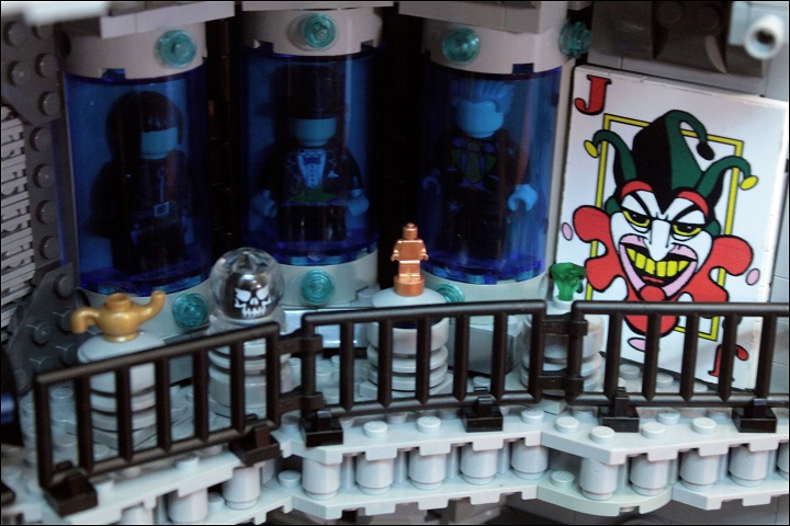 LEGO MOC - Герои и злодеи - Batсave: Трофейная комната. <br />
в ней расположены костюмы главных злодеев, таких как: Пингвин, Женщина-кошка и Джокер, гигантская карта Джокера, а также несколько самых значимых для героя трофеев.