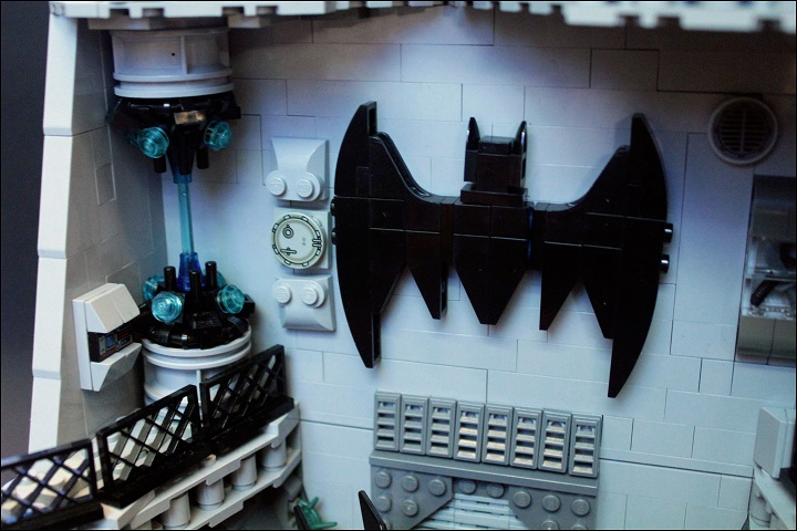 LEGO MOC - Герои и злодеи - Batсave: Энергия вырабатывается в супер-мощном автономном реакторе.<br />
На втором уровне также расположен огромный логотип Бэтмена.