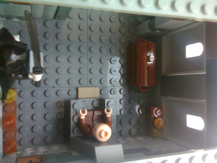 LEGO MOC - Герои и злодеи - Дворец лиги теней из фильма 'БЕТМЕН  ; НАЧАЛО ': статуя и свечи 