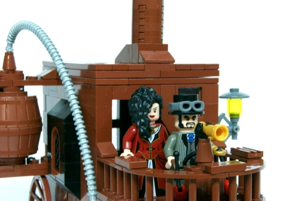 LEGO MOC - Steampunk Machine - Самоходная карета.: В 'кабине' помещаются две фигурки. Управление производится рулём (штурвал тут смотрится слишком громоздко) и парой рычагов. Помимо этого есть подзорная труба.