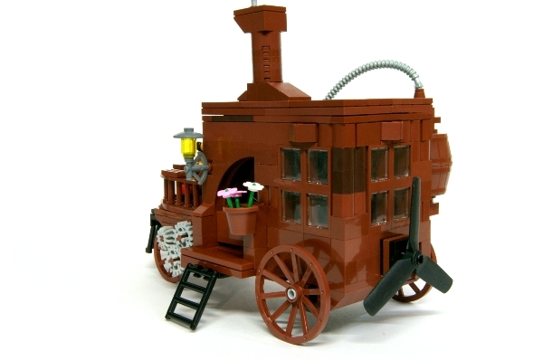 LEGO MOC - Steampunk Machine - Самоходная карета.: Комната внутри получилась не очень большой, поэтому  ничего особенного там нет. Разве что полы выложены тайлами и есть пара кресел. Сзади установлен винт.