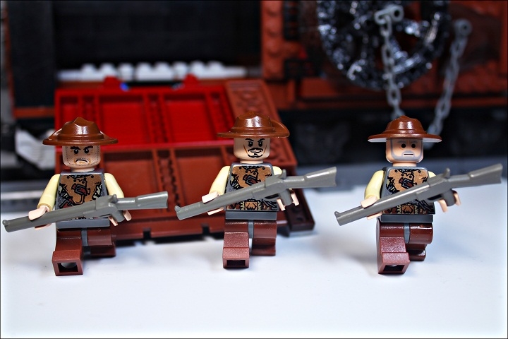 LEGO MOC - Steampunk Machine - Королевский бронепоезд армии Блэкферрума: Они готовы к бою! Кстати, с другой стороны бронепоезда есть точно такое же отделение. Нетрудно догадаться, что 'со всеми удобствами' здесь могут легко разместиться шесть вооруженных солдат.