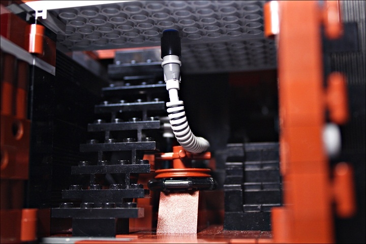 LEGO MOC - Steampunk Machine - Королевский бронепоезд армии Блэкферрума: Хорошо видно, что здесь располагается труба, идущая от кабины машиниста к пушке. Слева возвышается лестница, по которой нетрудно забраться на верхнее отделение. Под лестницей имеются некие склад с дополнительным оружием и другими ресурсами. 