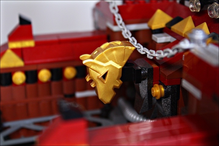 LEGO MOC - Steampunk Machine - Королевский бронепоезд армии Блэкферрума: Символ династии Королей Блэкферрума - голова золотого коня!
