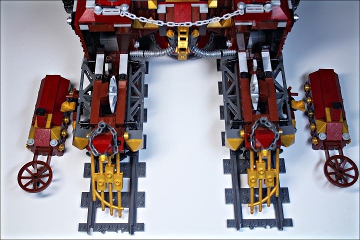 LEGO MOC - Steampunk Machine - Королевский бронепоезд армии Блэкферрума: Отсеки, в которых находятся механизмы(в них поступает пар, и они приводят колеса в движение), являются модульными.