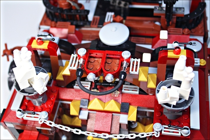 LEGO MOC - Steampunk Machine - Королевский бронепоезд армии Блэкферрума: Трубы с выходящим дымом, перегородки-светоотражатели, чуть видимая кабина машиниста - все это легко можно углядеть на 'крыше' центральной части бронепоезда.