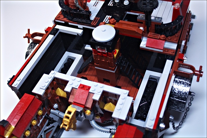LEGO MOC - Steampunk Machine - Королевский бронепоезд армии Блэкферрума: Модуль 'крыша' легко открепляется. Здесь и находится 'сердце' конструкции - паровой котел, размещение запасов угля и кабина машиниста. Слева от кабины есть проход в заднюю часть машины.