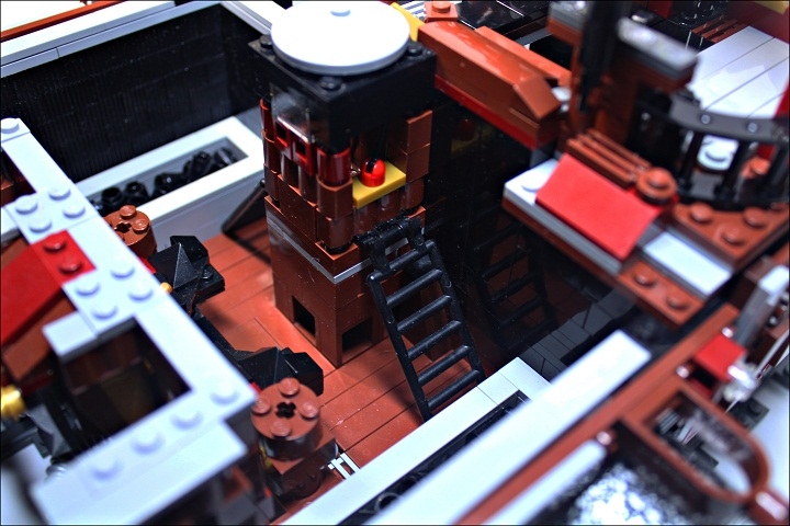 LEGO MOC - Steampunk Machine - Королевский бронепоезд армии Блэкферрума: В кабину можно попасть, забравшись по лестнице(всего две лестницы с двух сторон). 