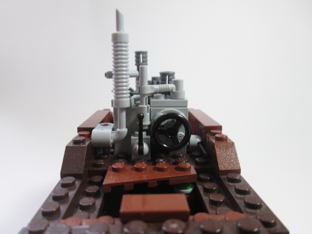 LEGO MOC - Steampunk Machine - Колесная машина: Вид с места водителя. Для правильного вождения ему нужно все время держать одну руку на рычаге или колесе крана, а для того, чтобы видеть дорогу, ему придется выглядывать. 