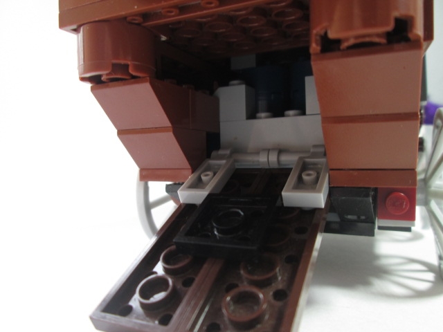 LEGO MOC - Steampunk Machine - Колесная машина: Места там не слишком много, зато хотя бы есть.  В задней части отделения находятся котлы с водой, а за ними - печь.