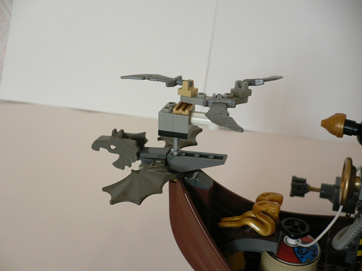 LEGO MOC - Steampunk Machine - Летучий паровой корабль: Фигура на носу и небольшой пропеллер.