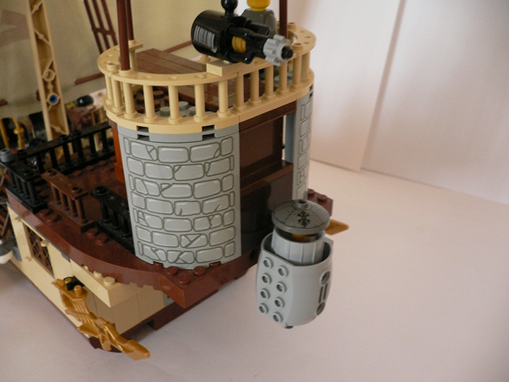 LEGO MOC - Steampunk Machine - Летучий паровой корабль: Доп. двигатель сзади. А еще он реально выпускает пар. Функция простая, но тем не менее очень хорошая.