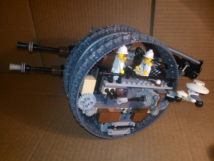 LEGO MOC - Steampunk Machine - Штурмовая самоходная установка.: Отсоединив модуль, можно увидеть поршневой механизм, приводящий левое колесо в движение. Такой же за пушкой стоит и на правой стороне.